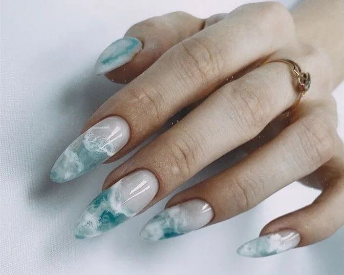 The Lagoon Nails Trend: Η αίσθηση της απόδρασης αποτυπώνεται στο μανικιούρ σου