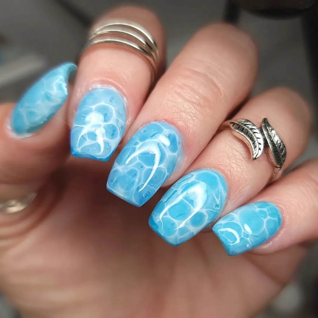 Pool Water Nails: Το πιο cool nail design του καλοκαιριού