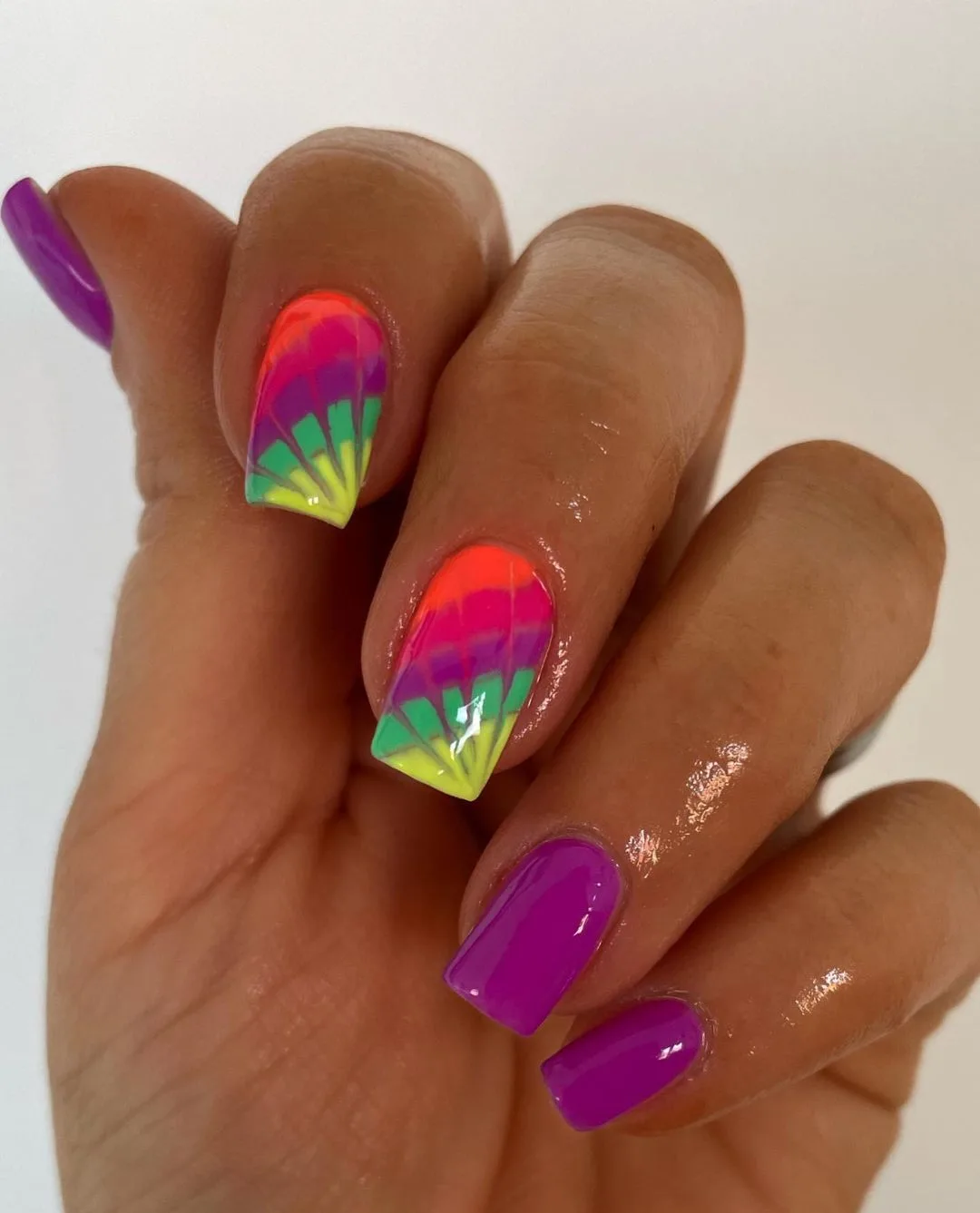 Tie-Dye Nails: Η νοσταλγική τάση που πρωταγωνιστεί στα καλοκαιρινά μανικιούρ για το '23