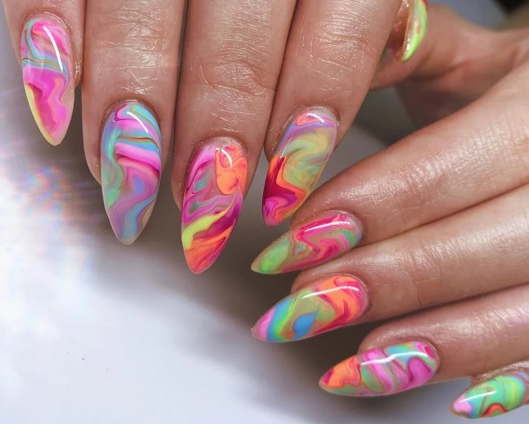 Tie-Dye Nails: η νοσταλγική τάση που πρωταγωνιστεί στα καλοκαιρινά μανικιούρ για το '23