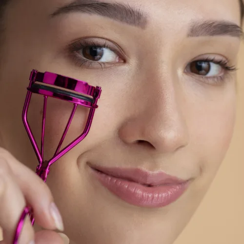 Eyelash Curler Hack: Το trend που σου προτείνουμε να αποφύγεις να τεστάρεις