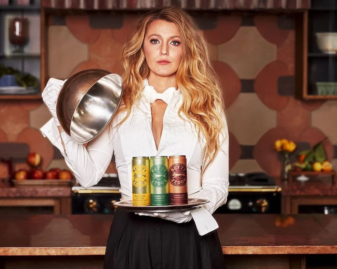 Η Blake Lively μας σερβίρει έτοιμα cocktails με τα καλύτερα συστατικά για το καλοκαίρι