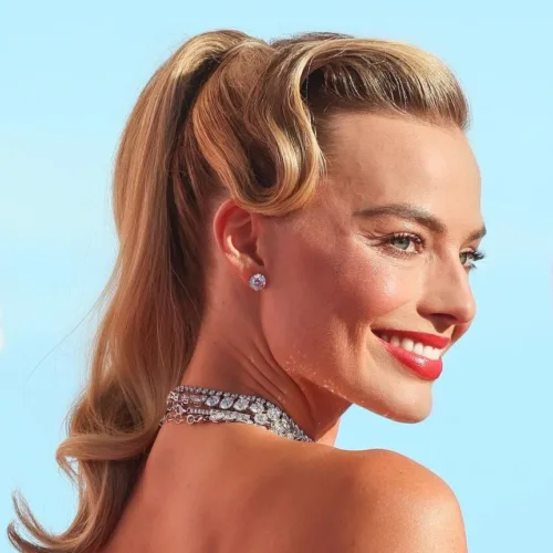 Η Margot Robbie μαγνητίζει τα βλέμματα με ένα Barbie ponytail σε στιλ της δεκαετίας του '60