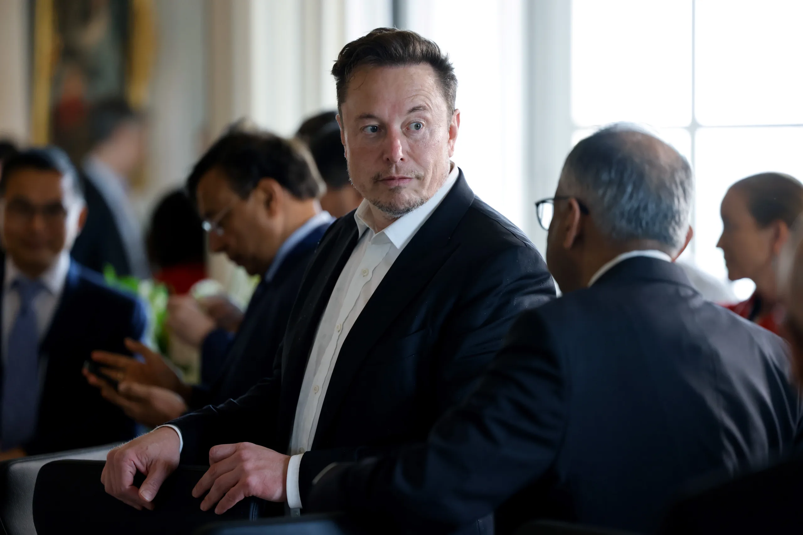 Η 75χρονη μαμά του Elon Musk κοιμάται στο πάτωμα όταν επισκέπτεται τον γιο της