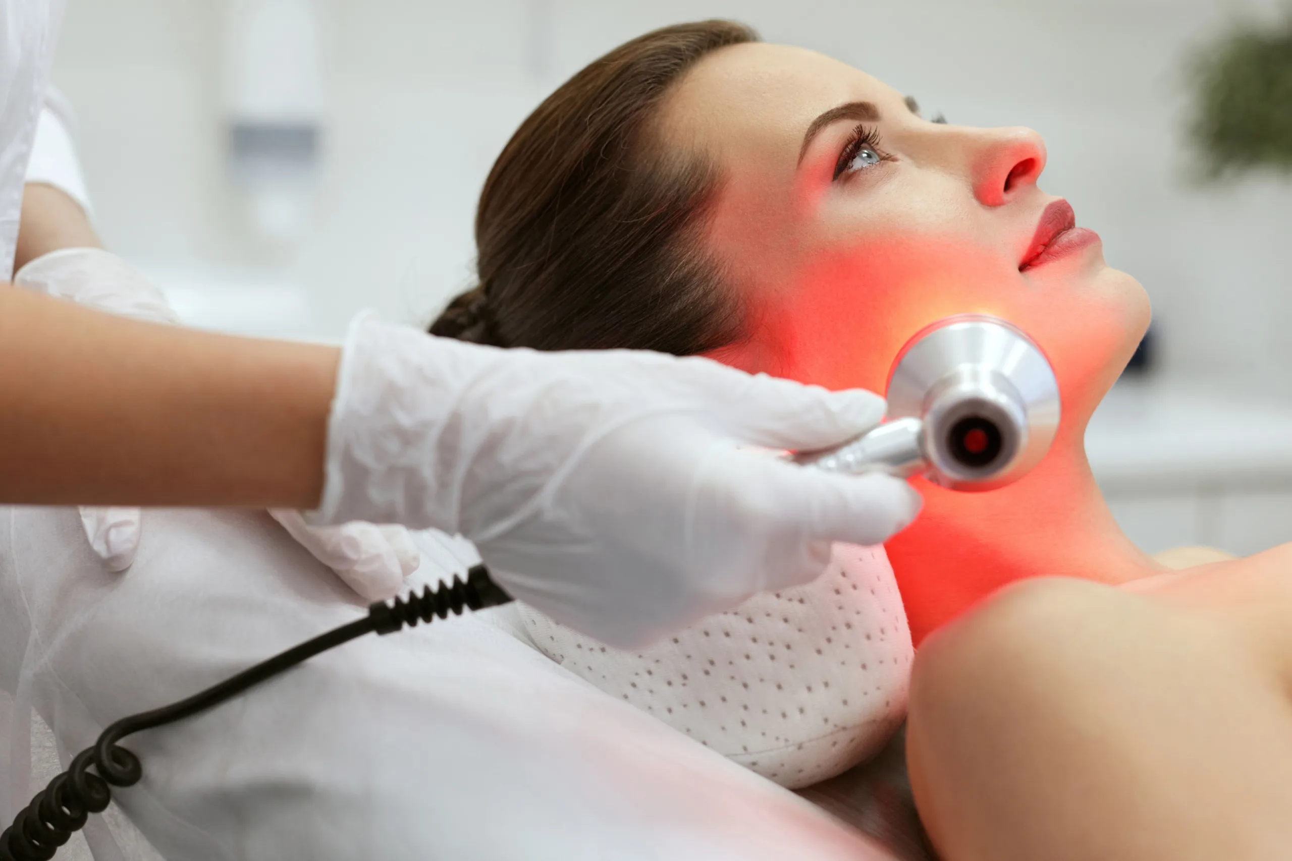 Red Light Therapy: Το κόκκινο φως είναι το μυστικό για λαμπερή και νεανική επιδερμίδα