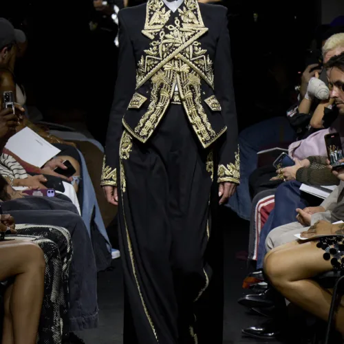 Στο FW'23 Couture του Jean Paul Gaultier ο Julien Dossena εξύμνησε τις καλύτερες στιγμές των '90s