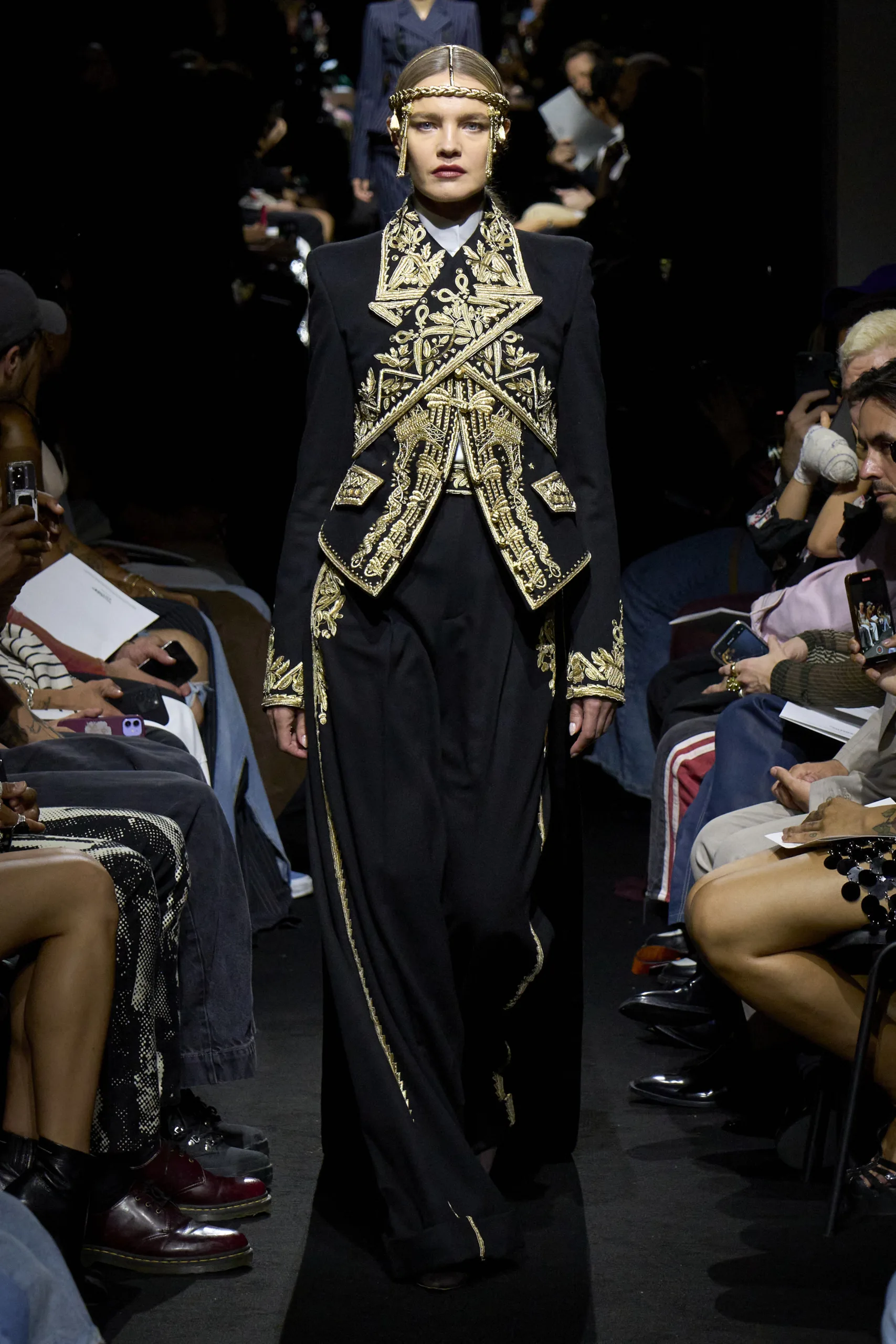 Στο FW'23 Couture του Jean Paul Gaultier ο Julien Dossena εξύμνησε τις καλύτερες στιγμές των '90s