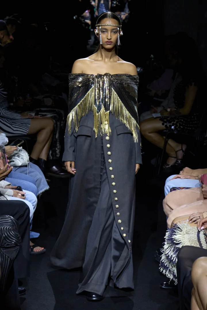 Στο FW'23 Couture του Jean Paul Gaultier ο Julien Dossena εξύμνησε τις καλύτερες στιγμές των '90s