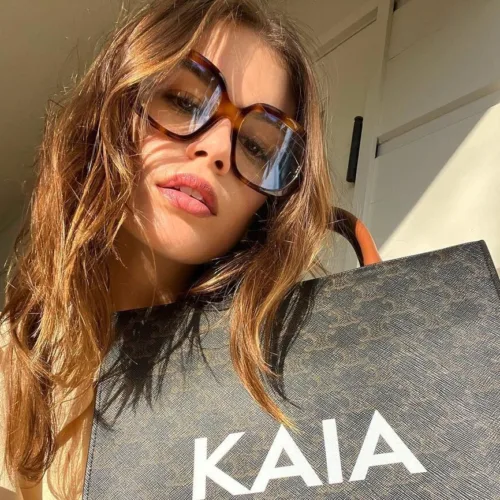 To νέο χρώμα στα μαλλιά της Kaia Gerber είναι εμπνευσμένο από το καλοκαιρινό ηλιοβασίλεμα