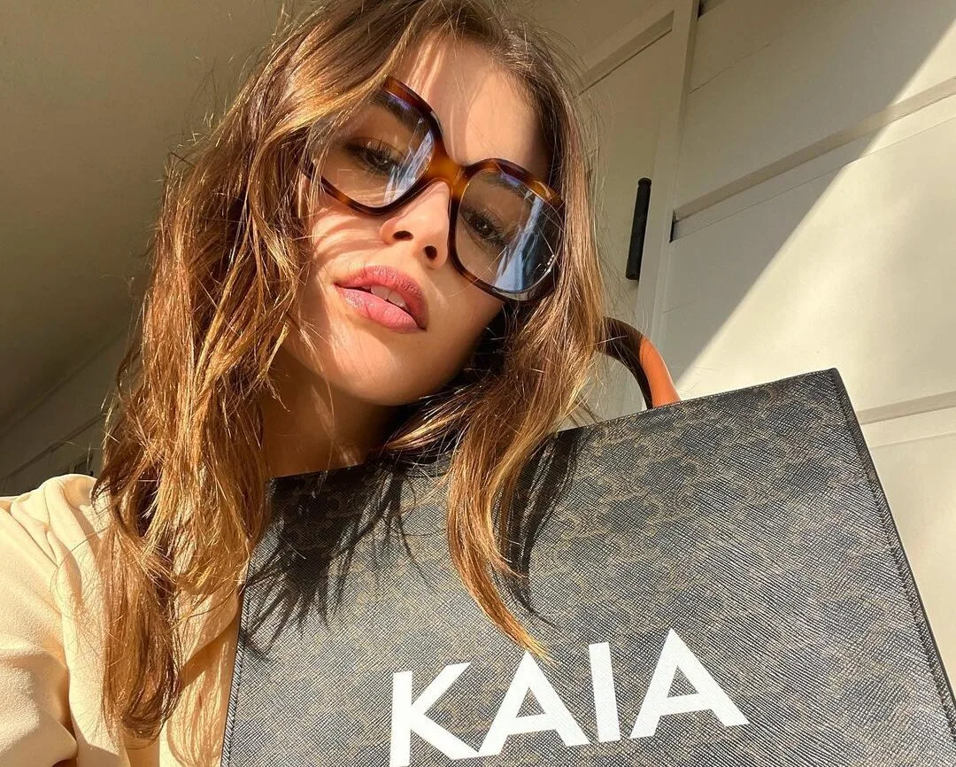 To νέο χρώμα στα μαλλιά της Kaia Gerber είναι εμπνευσμένο από το καλοκαιρινό ηλιοβασίλεμα