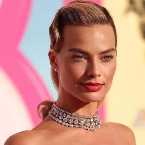 Η Margot Robbie μαγνητίζει τα βλέμματα με ένα Barbie ponytail σε στιλ της δεκαετίας του '60