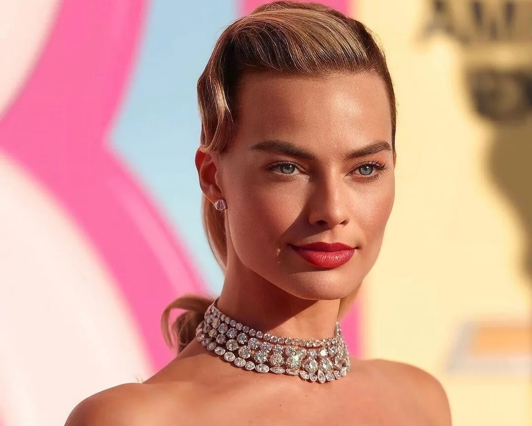 Η Margot Robbie μαγνητίζει τα βλέμματα με ένα Barbie ponytail σε στιλ της δεκαετίας του '60