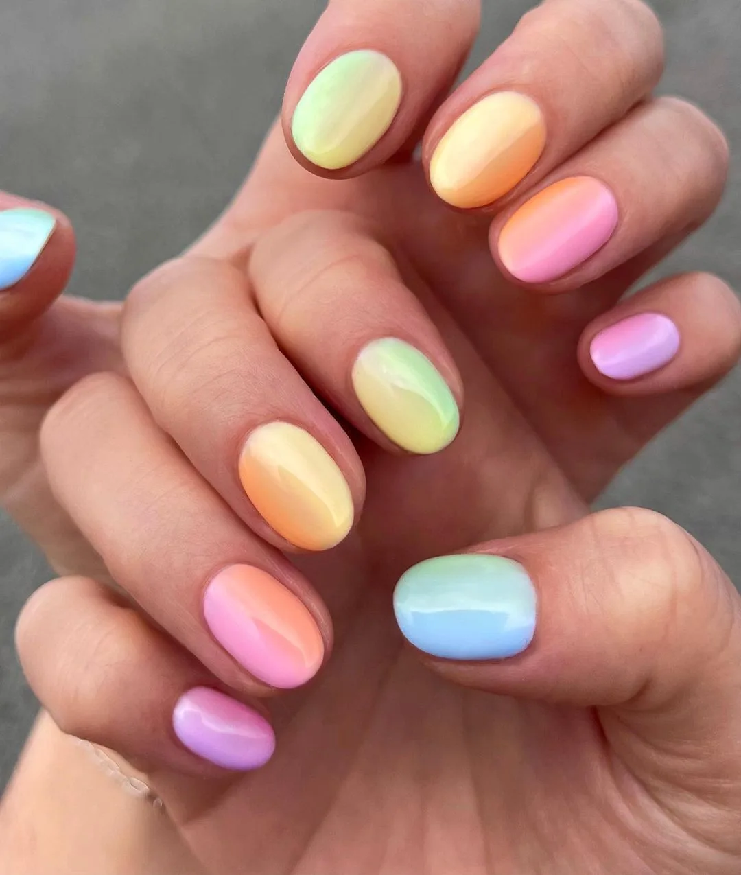 Sorbet Nails: Το διακριτικό μανικιούρ που «αγκαλιάζει» τις καλοκαιρινές αποχρώσεις