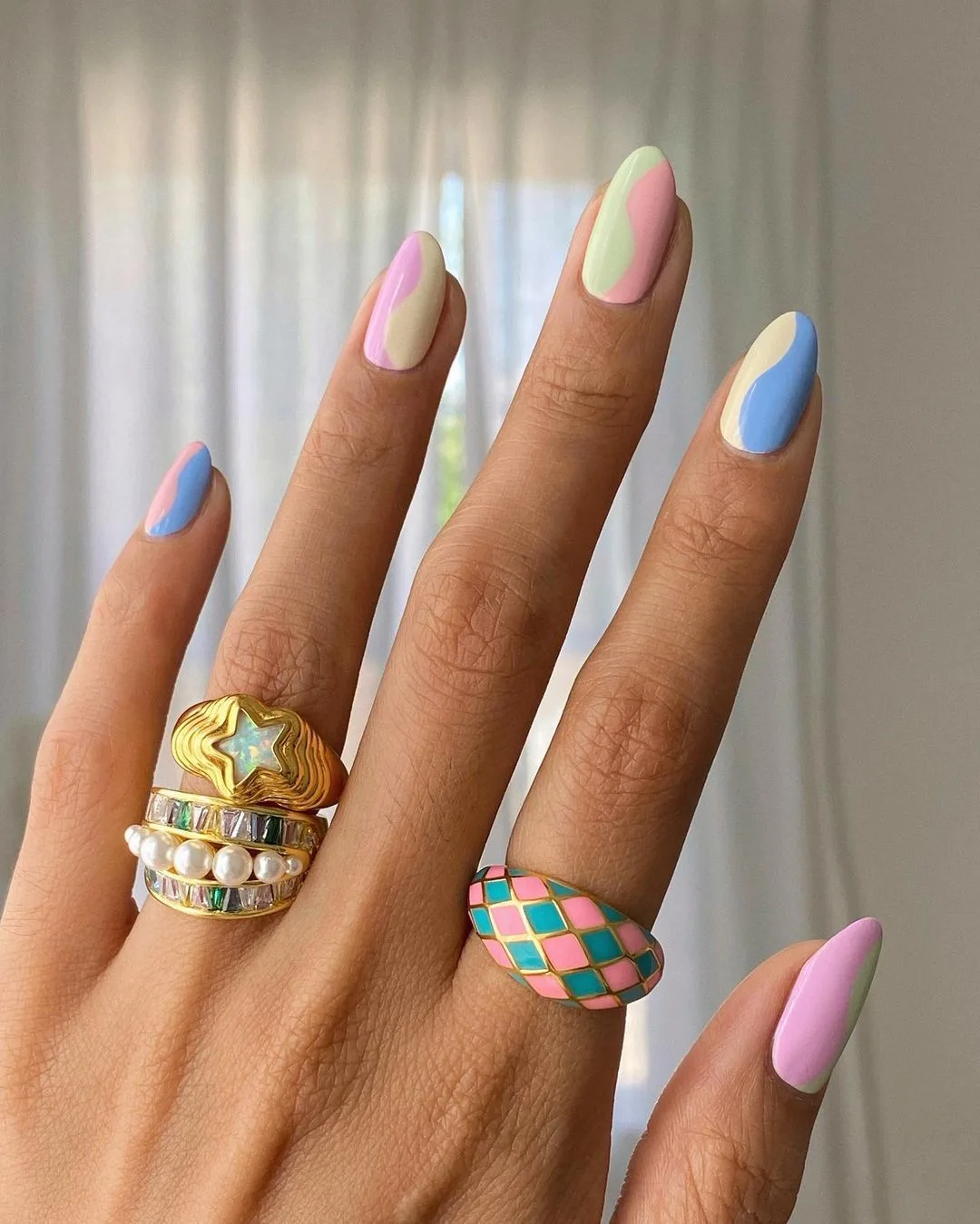 Sorbet Nails: Το διακριτικό μανικιούρ που «αγκαλιάζει» τις καλοκαιρινές αποχρώσεις