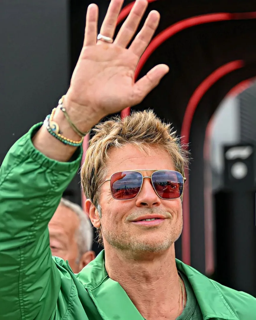 O Brad Pitt με λευκή φόρμα στα pits της Formula 1 μας κάνει να ανυπομονούμε για τη νέα του ταινία