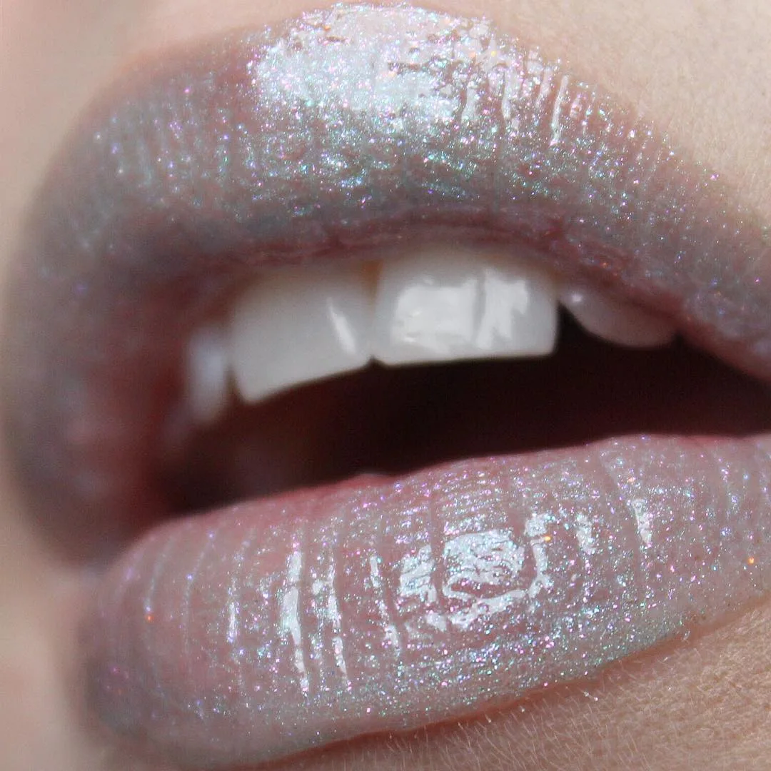 Blueberry Ice Lips: To extra-bold diamond trend για τα χείλη των Y2K κοριτσιών