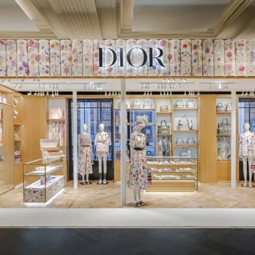 Ο Dior παρουσιάζει τη γυναικεία συλλογή Fall '23 με μια σειρά από pop-up καταστήματα στα Harrods