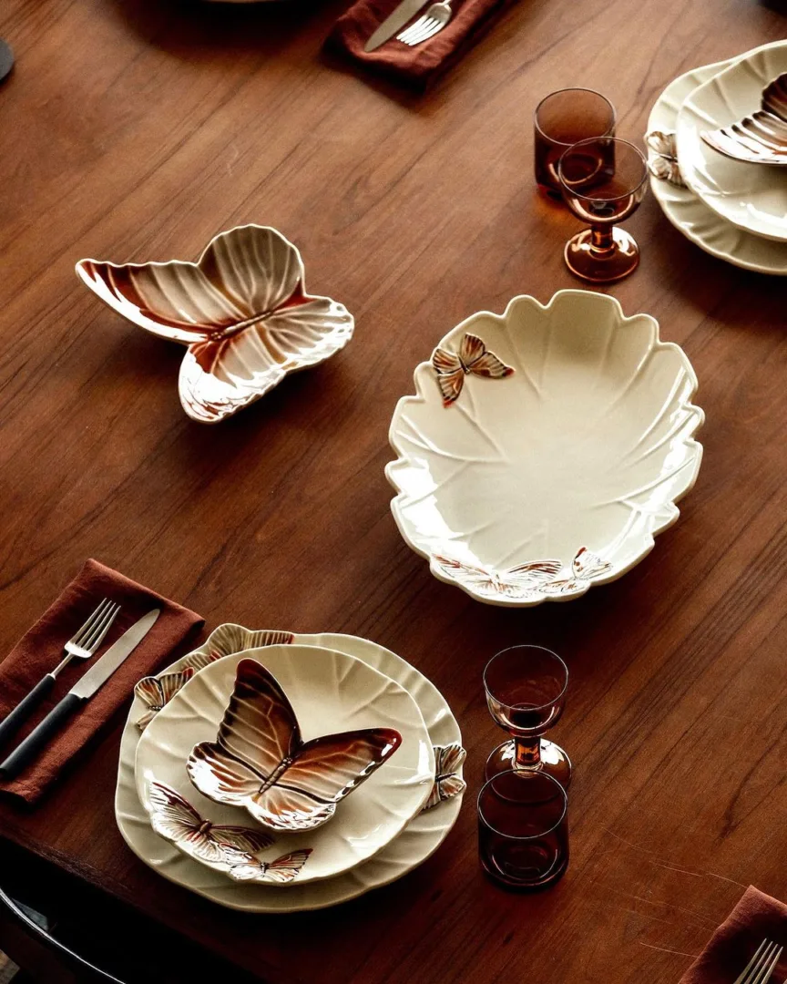 Η Claudia Schiffer λανσάρει τη νέα συλλογή σερβίτσιων «Dinnerware With Bordallo Pinheiro»