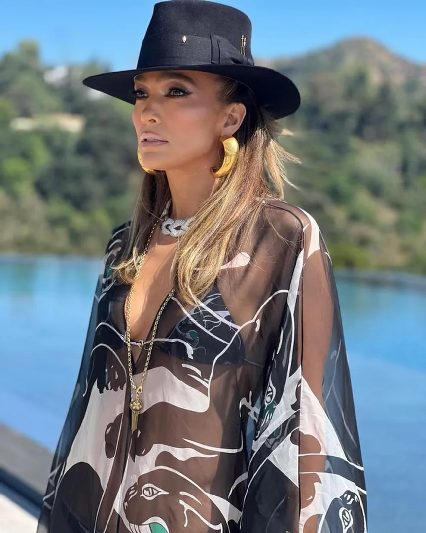 Η Jennifer Lopez κομψή και sexy φόρεσε την πιο hot τάση σε μαγιό, το micro mini μπικίνι 