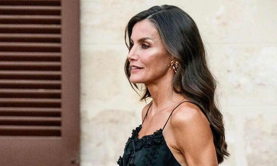 Η βασίλισσα Letizia της Ισπανίας επιλέγει χρυσές εσπαντρίγιες για summer chic εμφανίσεις