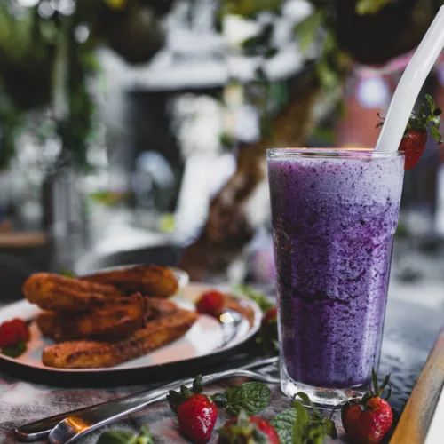 Tο αντιφλεγμονώδες Smoothie Berry Matcha είναι το καλύτερο υγιεινό πρωινό για πολυάσχολα πρωινά