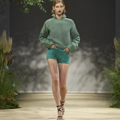 Normcore trend: Από τη Miu Miu μέχρι τον Gucci οι συλλογές SS'24 αποκτούν απλότητα και χρηστικότητα