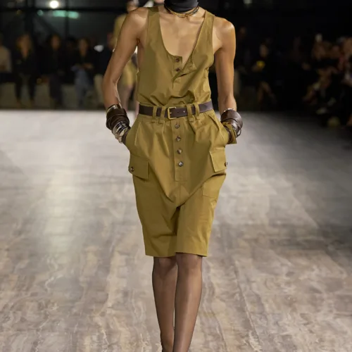 Utility και safari chic με late '70s αέρα ήταν το show για την SS' 24 του Saint Laurent