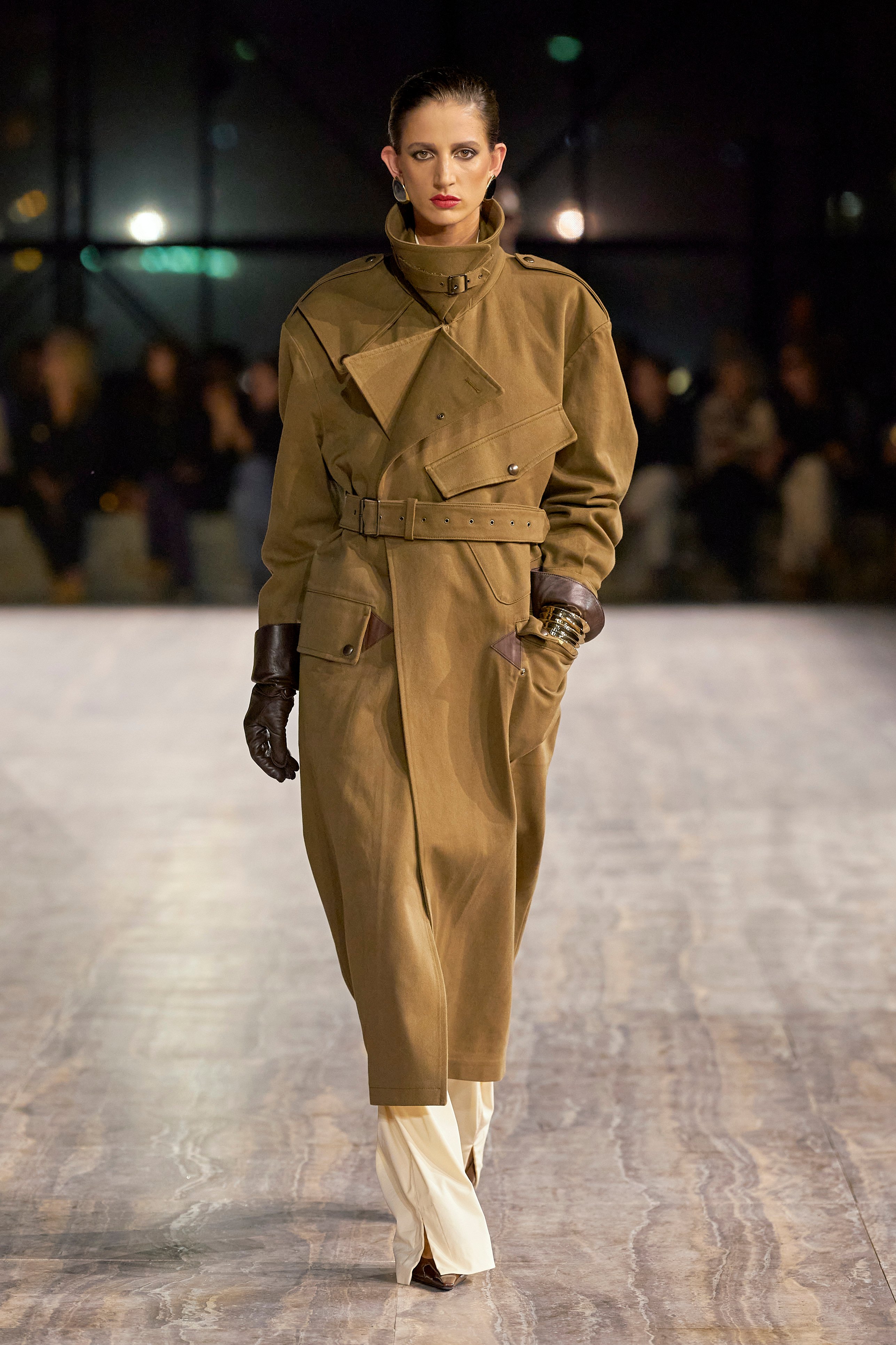 Utility και safari chic με late '70s αέρα ήταν το show για την SS' 24 του Saint Laurent