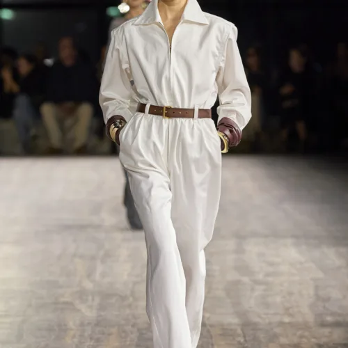 Utility και safari chic με late '70s αέρα ήταν το show για την SS' 24 του Saint Laurent