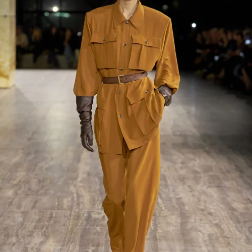 Utility και safari chic με late '70s αέρα ήταν το show για την SS' 24 του Saint Laurent