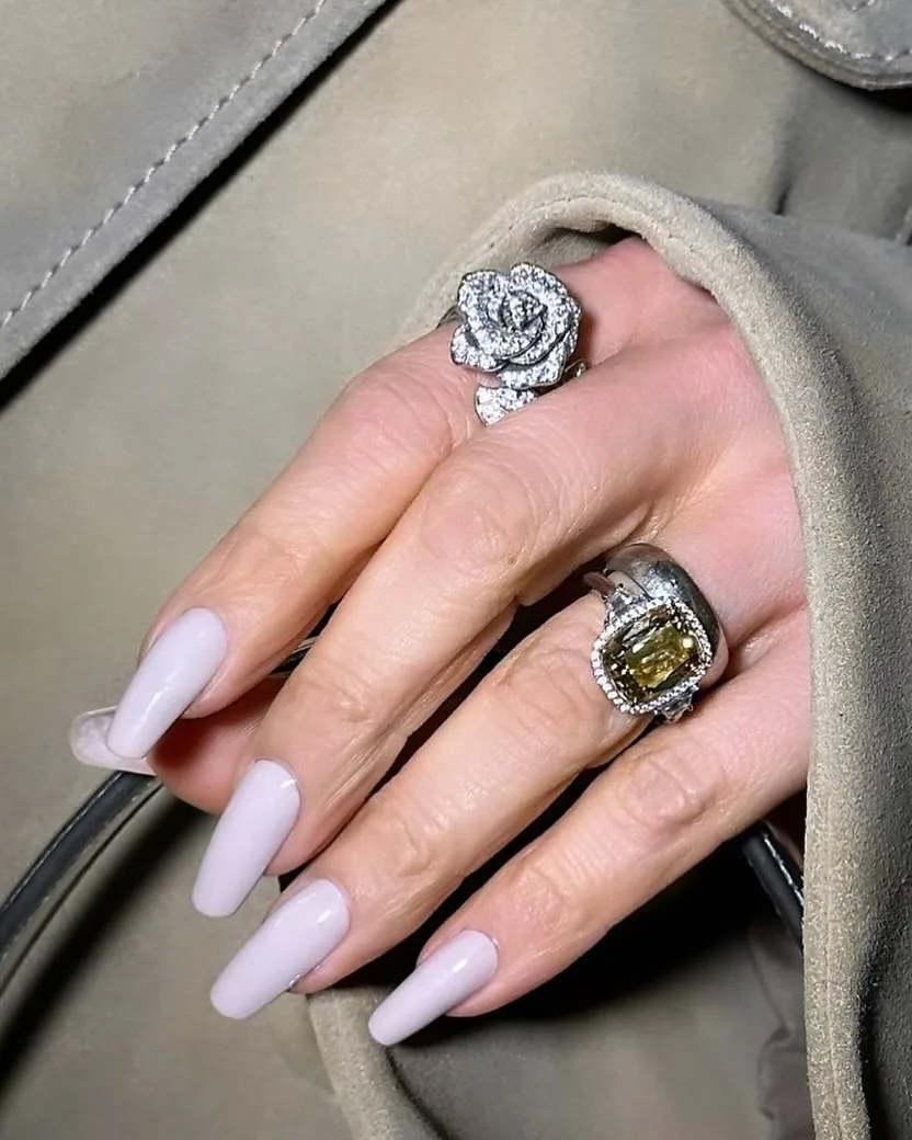 Chai Latte Chic: Η JLo μας δίνει το απόλυτο nail inspo του φθινοπώρου κατευθείαν από το NYFW