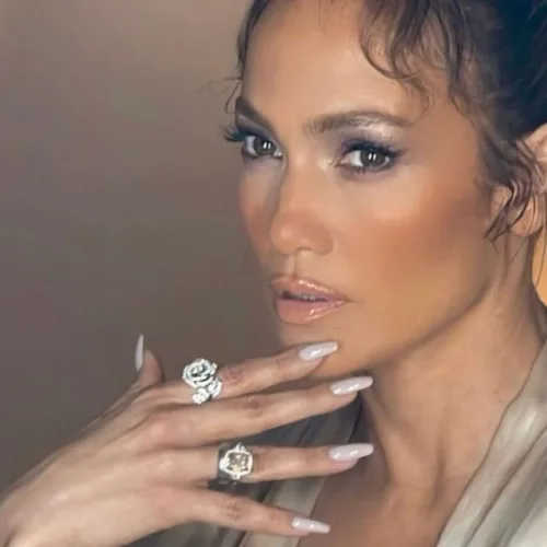 Chai Latte Chic: Η JLo μας δίνει το απόλυτο nail inspo του φθινοπώρου κατευθείαν από το NYFW