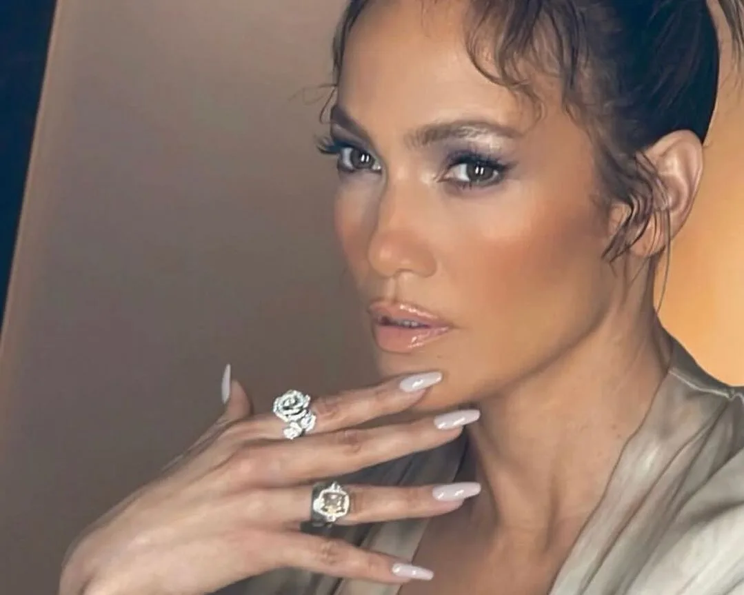 Chai Latte Chic: Η JLo μας δίνει το απόλυτο nail inspo του φθινοπώρου κατευθείαν από το NYFW