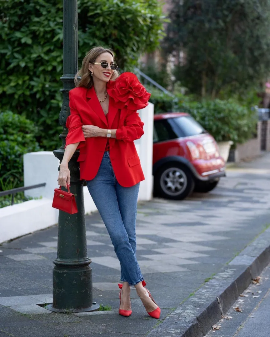 Jeans και slingbacks: Ο chic φθινοπωρινός συνδυασμός