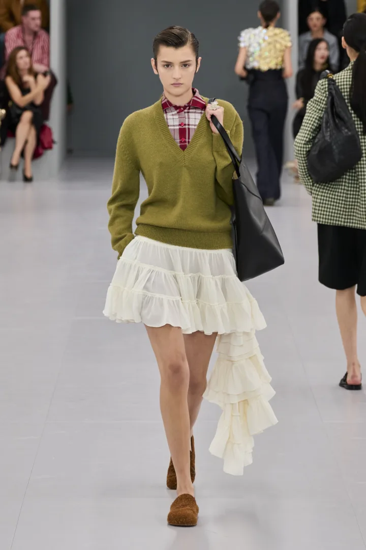 Ruffled skirt: Η τάση που «εκτόπισε» τα μακριά φορέματα και maxi φούστες