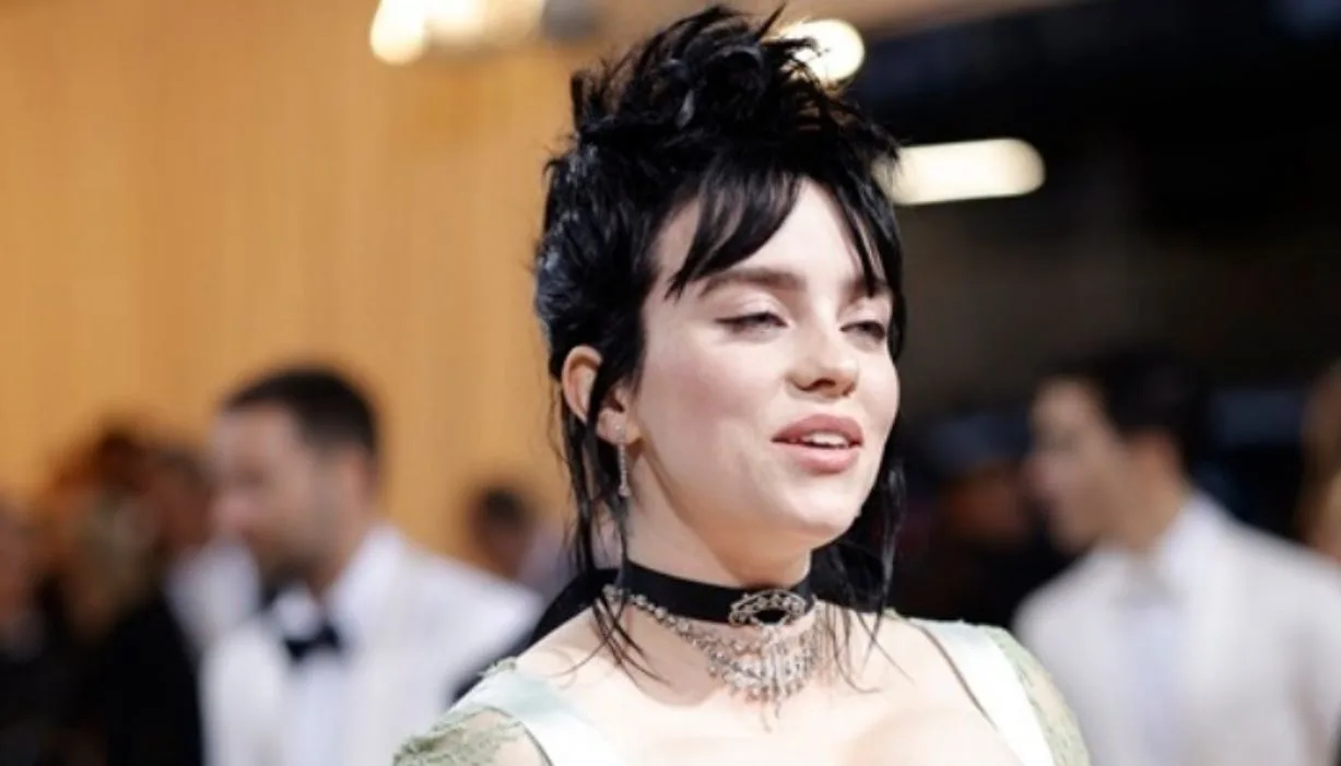 Billie Eilish: «Δεν ήθελα οι άνθρωποι να έχουν πρόσβαση στο σώμα μου, ακόμη και οπτικά»