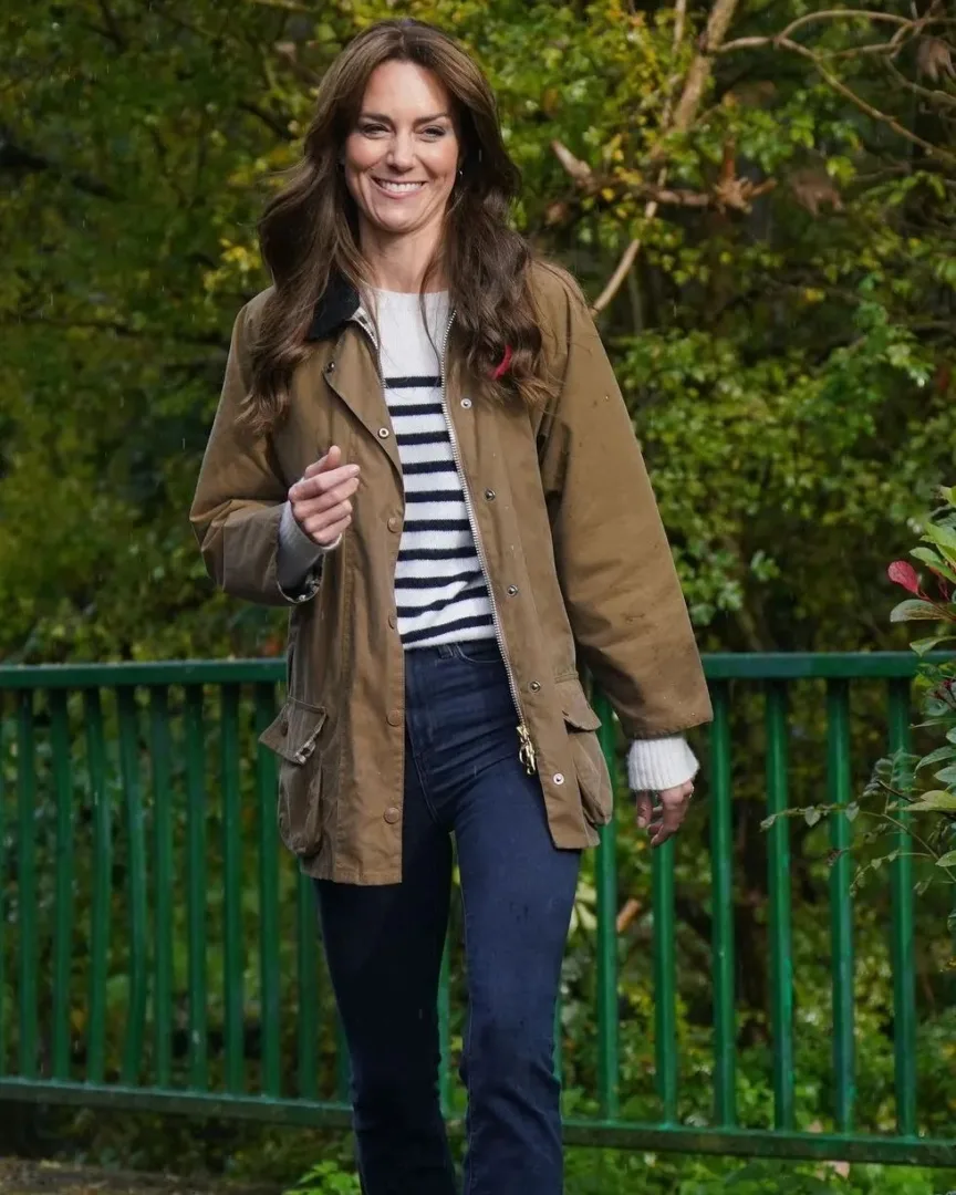 Η Kate Middleton με Barbour και Chelsea boots εμφανίζεται με το πιο «british look» όλων των εποχών