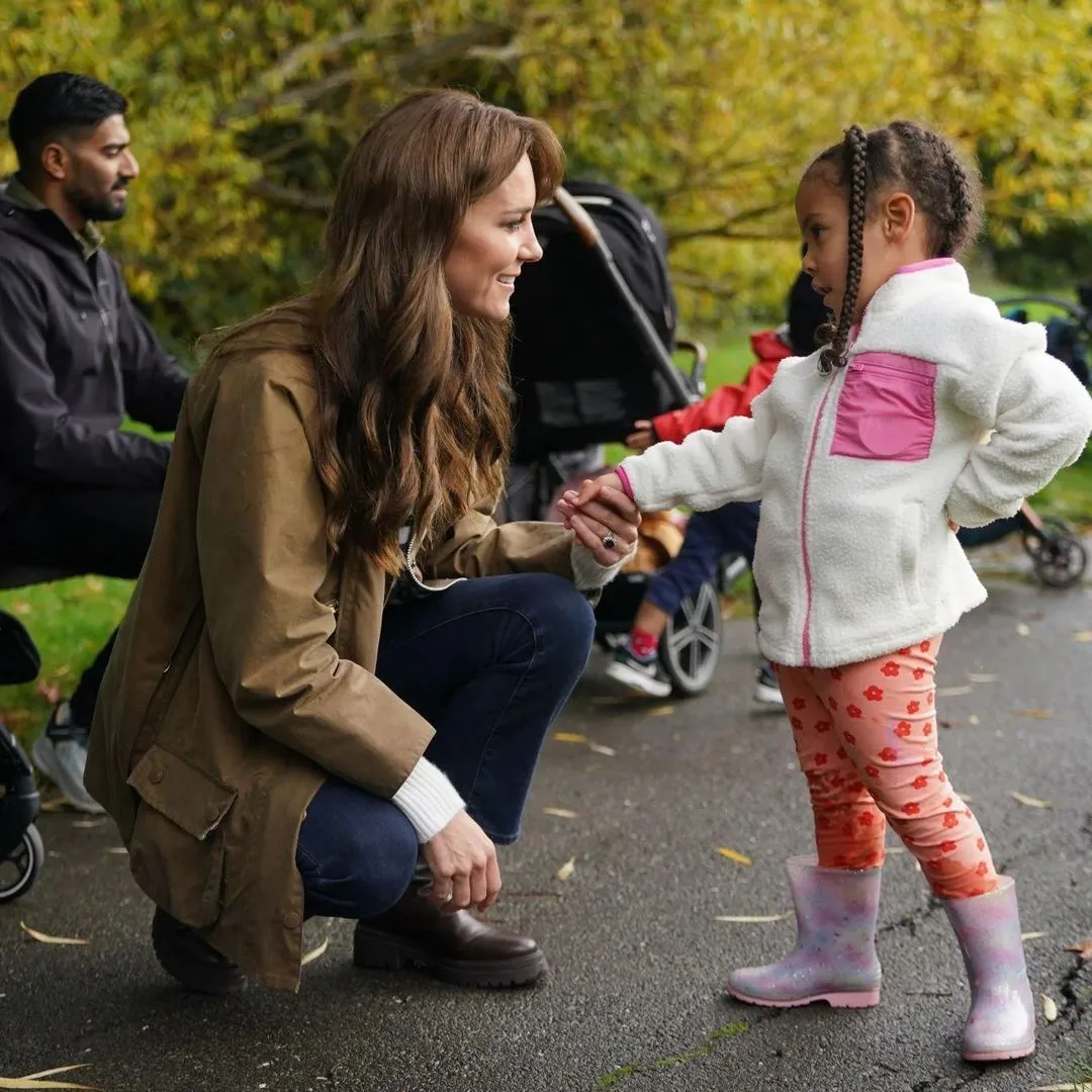 Η Kate Middleton με Barbour και Chelsea boots εμφανίζεται με το πιο «british look» όλων των εποχών