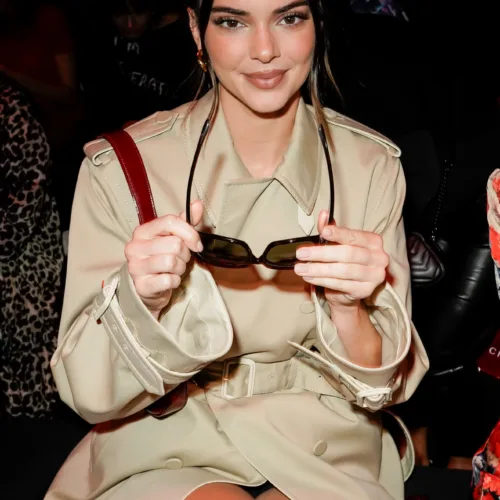 Η Kendall Jenner με το απόλυτα, chic φθινοπωρινό outfit και την pre-Christmas πινελιά