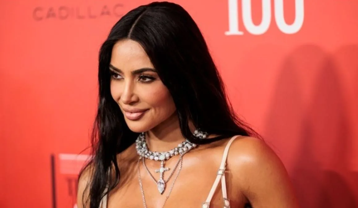 Η Kim Kardashian μας δείχνει το κρυφό της τατουάζ αφιερωμένο στον Pete Davidson