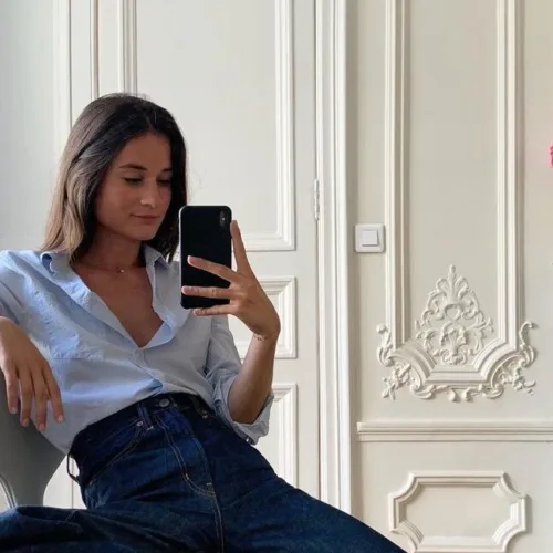 Φόρεσε μπλε σκούρο denim όπως οι influencers και δείξε κομψή ακόμη και με την πιο casual εμφάνιση