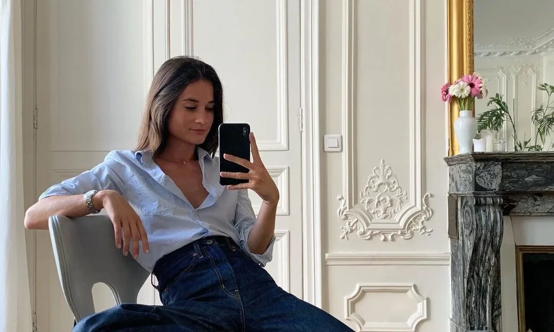 Φόρεσε μπλε σκούρο denim όπως οι influencers και δείξε κομψή ακόμη και με την πιο casual εμφάνιση