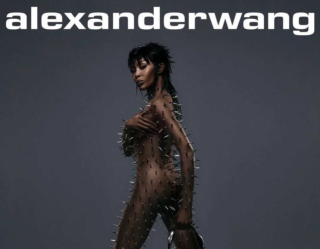 Η Naomi Campbell ποζάρει για την αιχμηρή καμπάνια του Alexander Wang