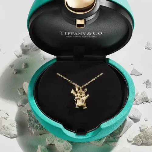 Η πιο πρόσφατη συλλογή Daniel Arsham της Tiffany & Co. διαθέτει 6 φιγούρες Pokémon