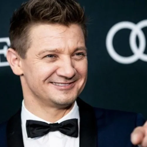 Jeremy Renner: Χαρούμενος και υγιής 10 μήνες μετά το φρικτό ατύχημα