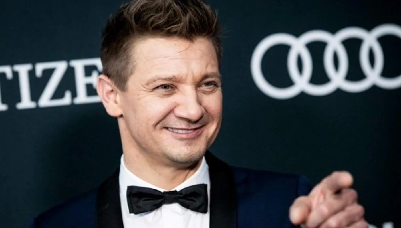 Jeremy Renner: Χαρούμενος και υγιής 10 μήνες μετά το φρικτό ατύχημα