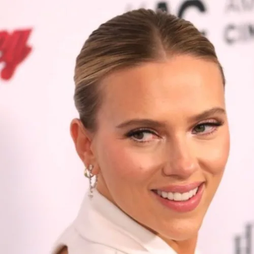 Η Scarlett Johansson υποστηρίζει το Feeding America