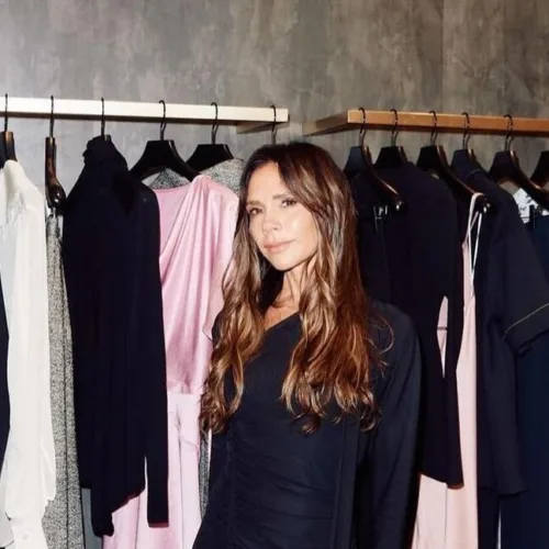 Η Victoria Beckham αυτοσαρκάζεται και κάνει t-shirt τη φράση της «My dad had a Rolls-Royce»