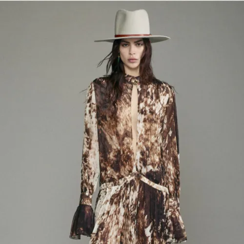 Η Pre-Fall '24 συλλογή του Roberto Cavalli μας ταξιδεύει σε μακρινά, εξωτικά τοπία