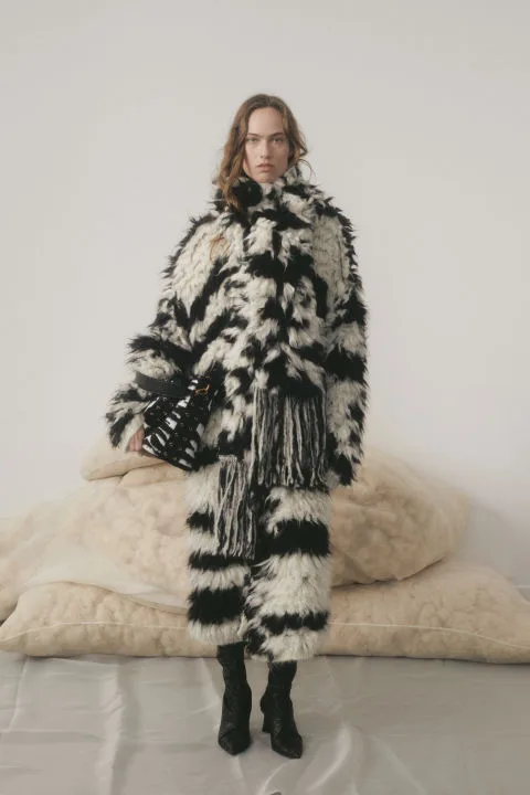 Η Stella McCartney δημιουργεί μια Pre-Fall 2024 συλλογή που υμνεί το ζωϊκό βασίλειο